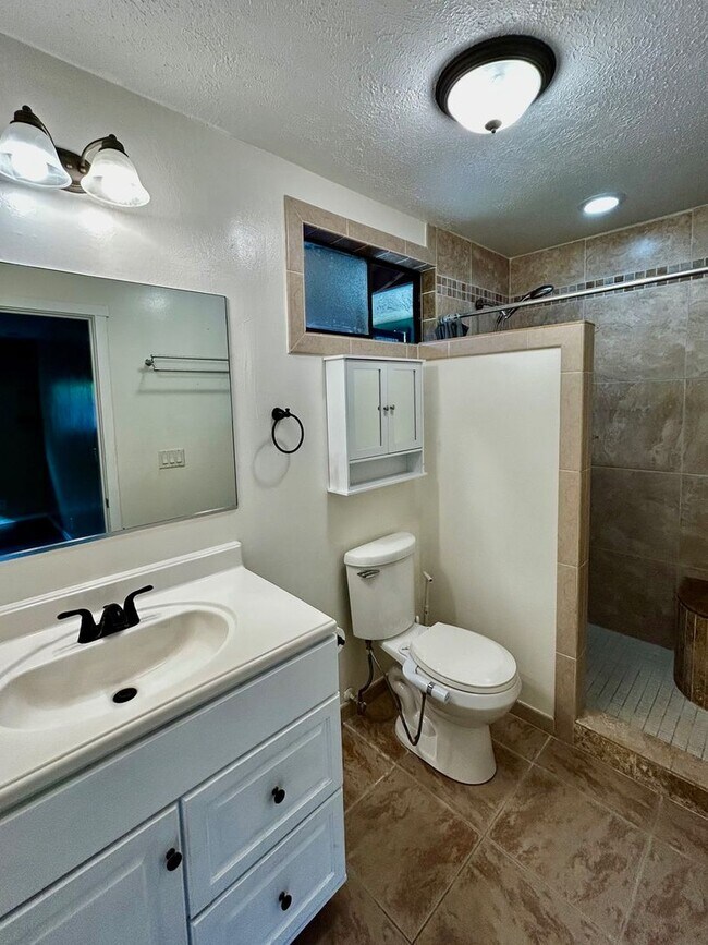 Foto del edificio - Unfurnished Single level home that's Pet friendly!