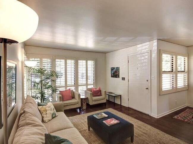 Foto del edificio - Charming home at 1417 2nd Ave, Sacramento