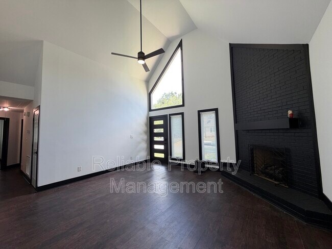 Foto del edificio - 100 Longneedle Ct