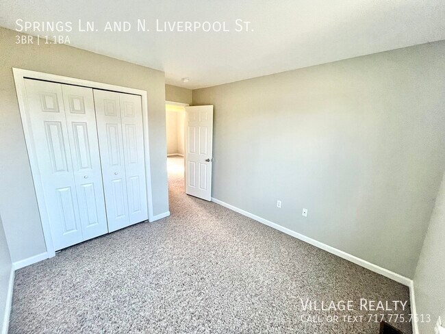 Building Photo - Large 3-Bed, END-unit townhome with 2-car ...