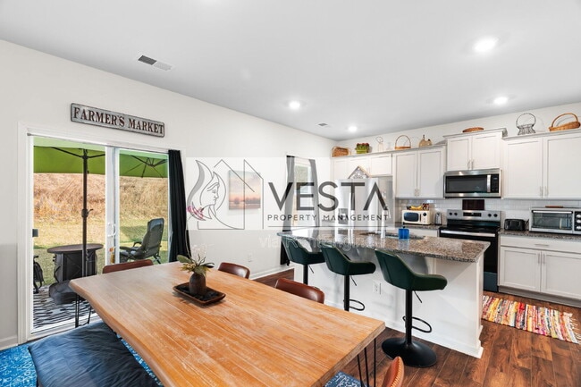 Building Photo - 575 Country Oak Dr