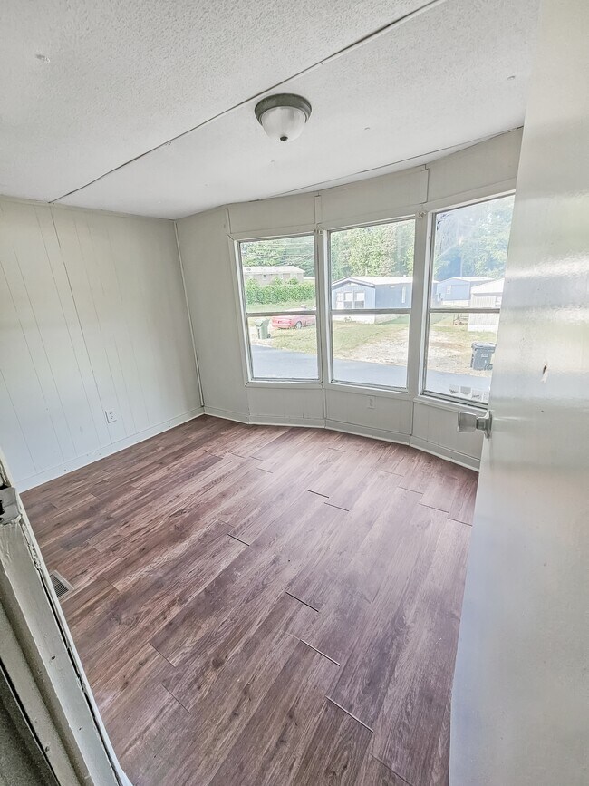 Foto del edificio - 412 McElhaney Rd