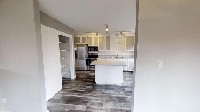 Building Photo - 1309 Holland Park Blvd
