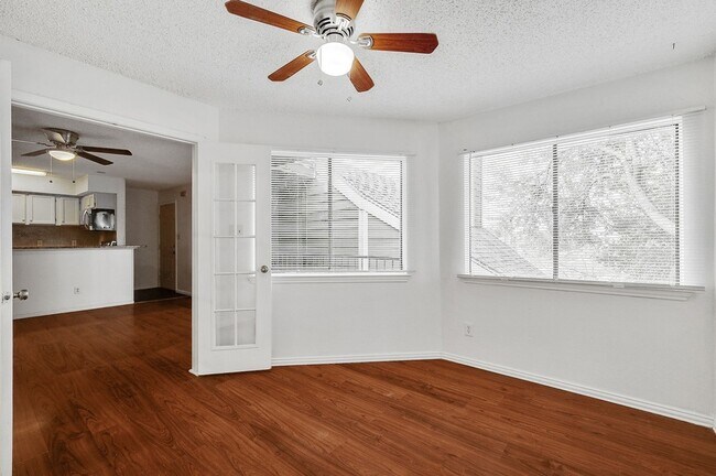 Foto del edificio - 9823 Walnut St