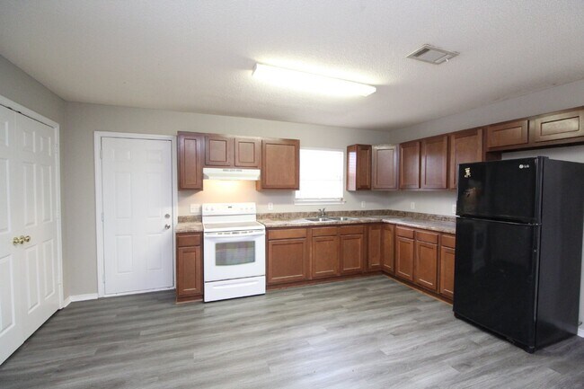 Foto del edificio - 3BR Gulf Breeze Home Zoned for Gulf Breeze High School with Open Living Area, Fenced Backyard & C...