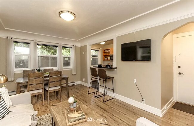 Foto del edificio - Charming Brick Condo On Quiet Street!