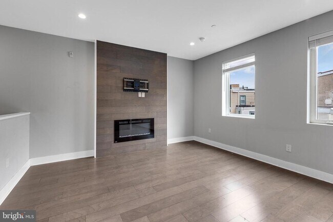 Building Photo - 1405 Frankford Ave