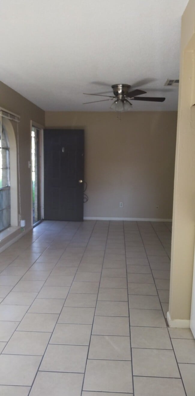 Ceramic tile living room with ceiling fan - 3021 Sycamore Ave