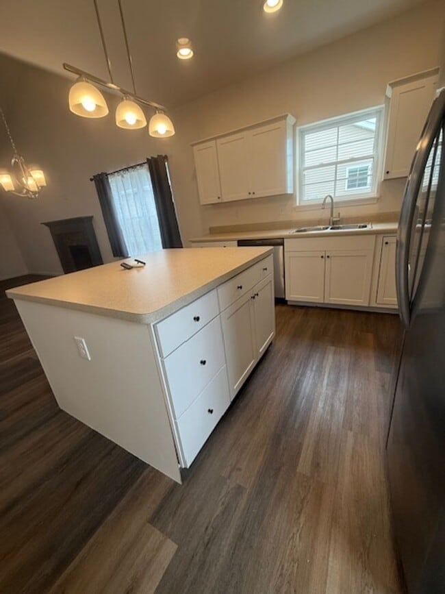 Building Photo - 704 Stephanie Ct