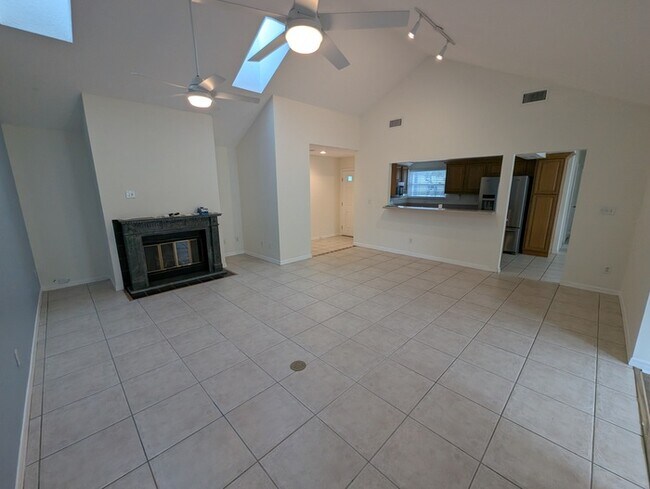 Foto del edificio - 108 N Lake Cir