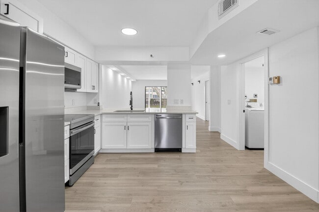 Foto del edificio - 14475 Strathmore Ln