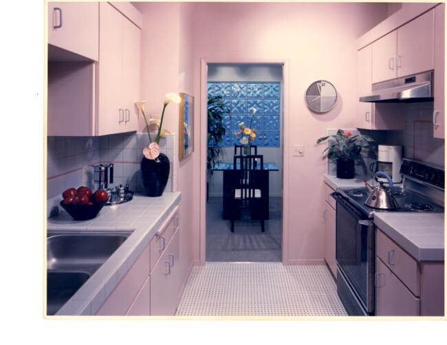 Building Photo - 912 E Floradora Ave