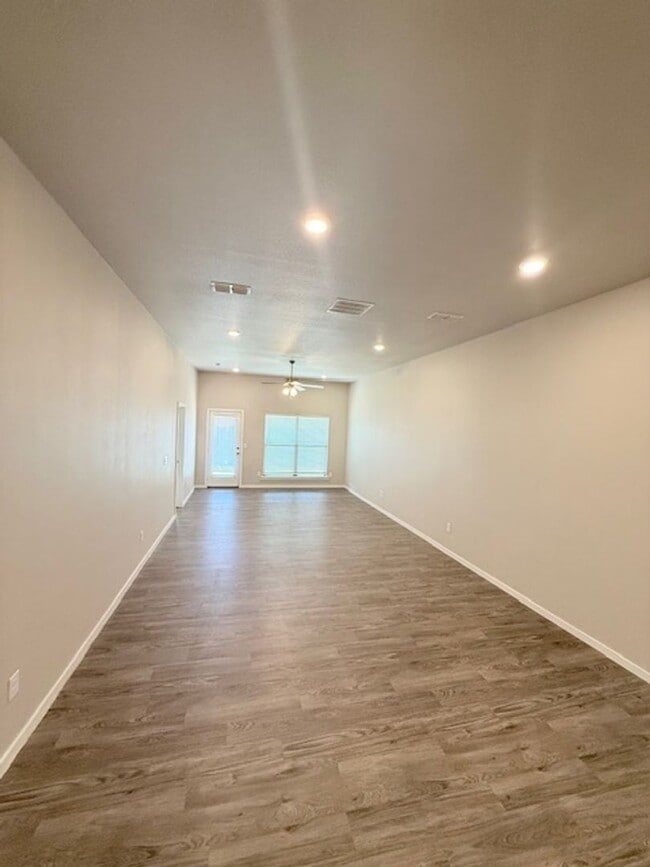 Foto del edificio - 9706 Saratoga Ave