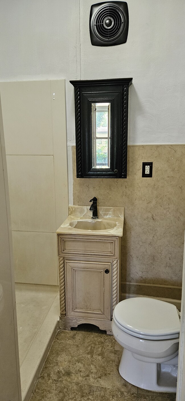 Building Photo - 129 N Bergan Ave