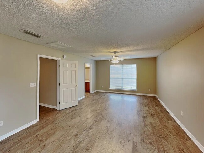 Building Photo - 15582 Moss Hollow Dr