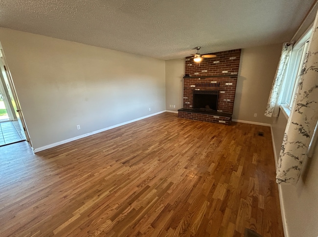Building Photo - 3 Bed, 1.5 Bath with Spacious Backyard!