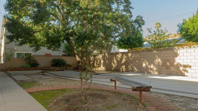 Building Photo - 919 E La Palma Dr