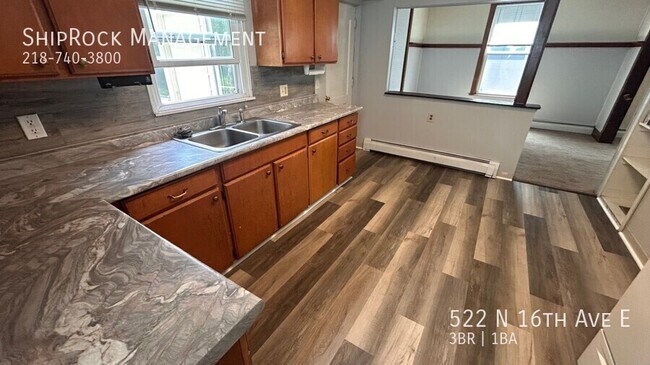 Foto del edificio - 522 N 16th Ave E
