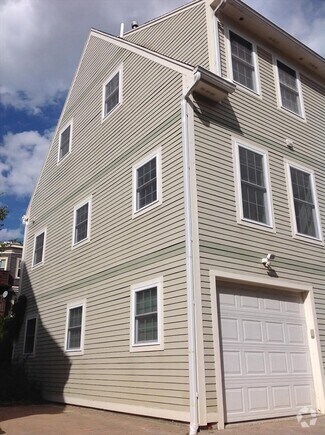 Building Photo - 280 River St