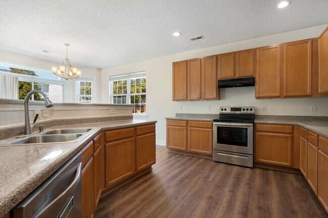 Foto del edificio - 4BR/2.5BA Charming Colonial Home