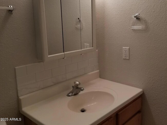 Foto del edificio - 1130 E Butler Dr