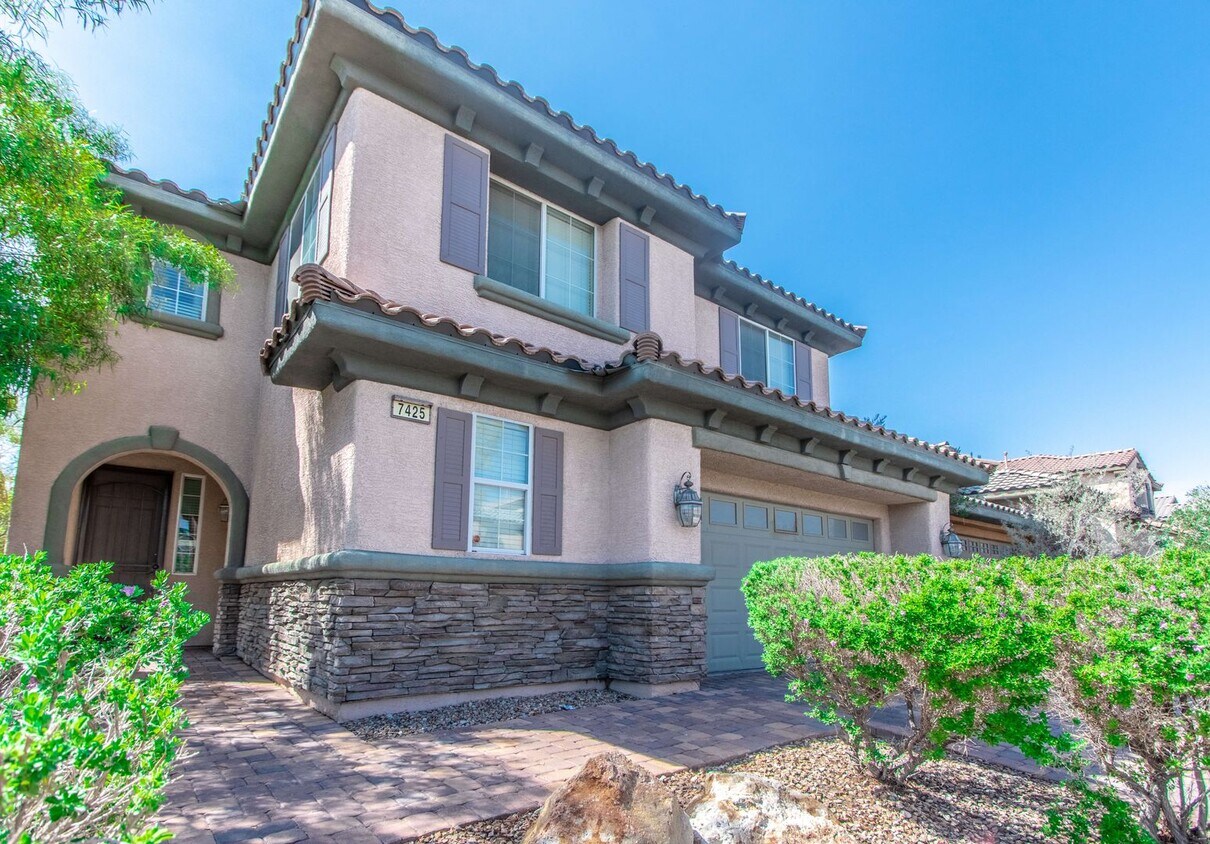 Foto principal - MOVE-IN READY IMMACULATE 4-BEDROOM HOME IN...