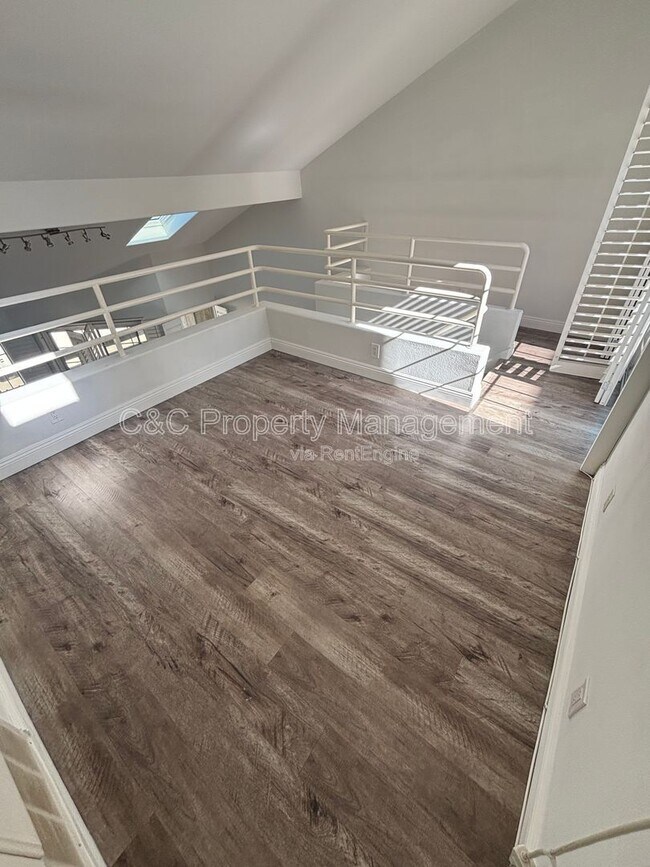 Building Photo - 533 W 23rd St