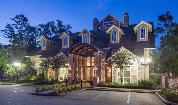 Foto principal - 8101 Research Forest Dr