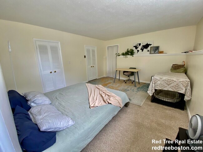 Building Photo - 172 River St