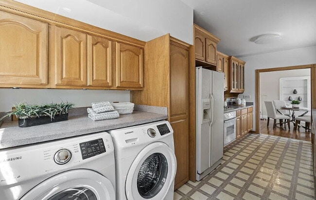Building Photo - NO HOA!!!  This 1 bedroom 1 bathroom split...