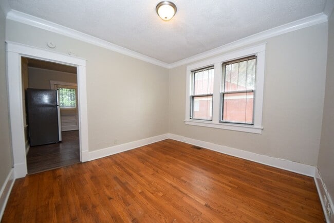 Building Photo - Adorable updated 2 bath, 1 bed home near R...