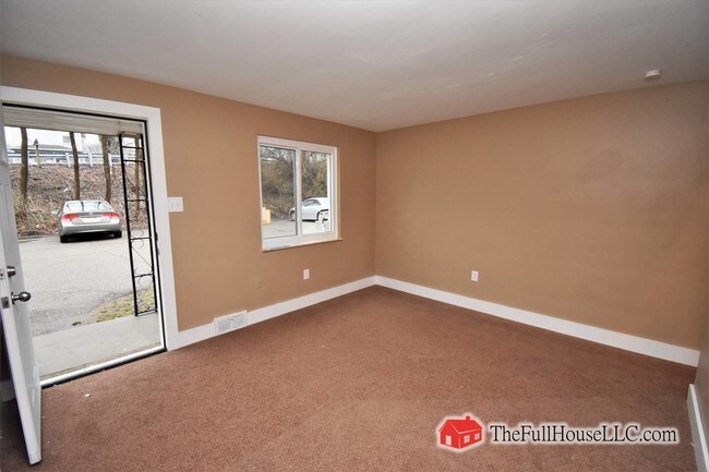 Building Photo - 1204 Maple St Ext