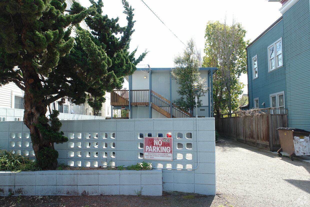 Building Photo - 2030 Cedar St