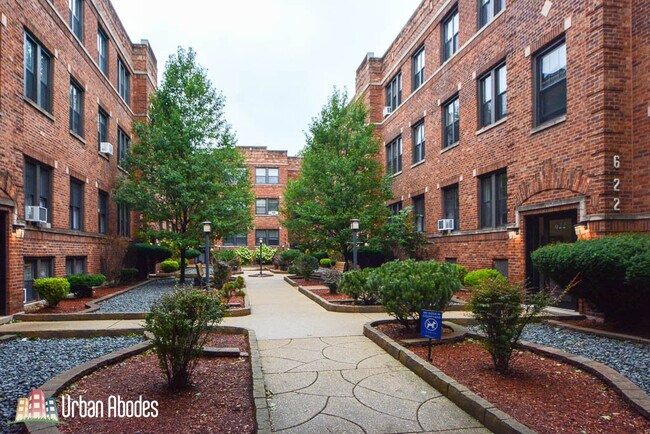 Building Photo - 626 W Cornelia Ave