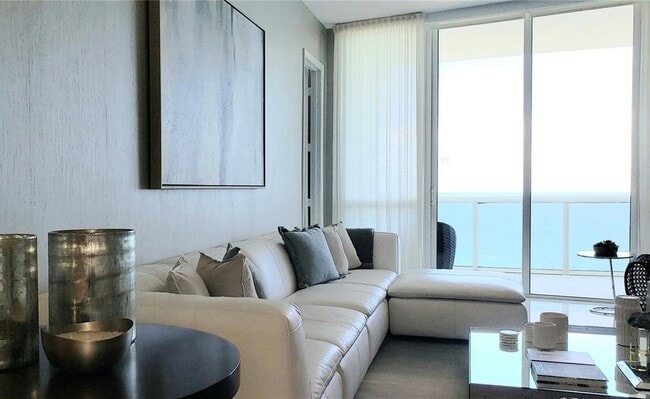 Building Photo - 15811 Collins Ave