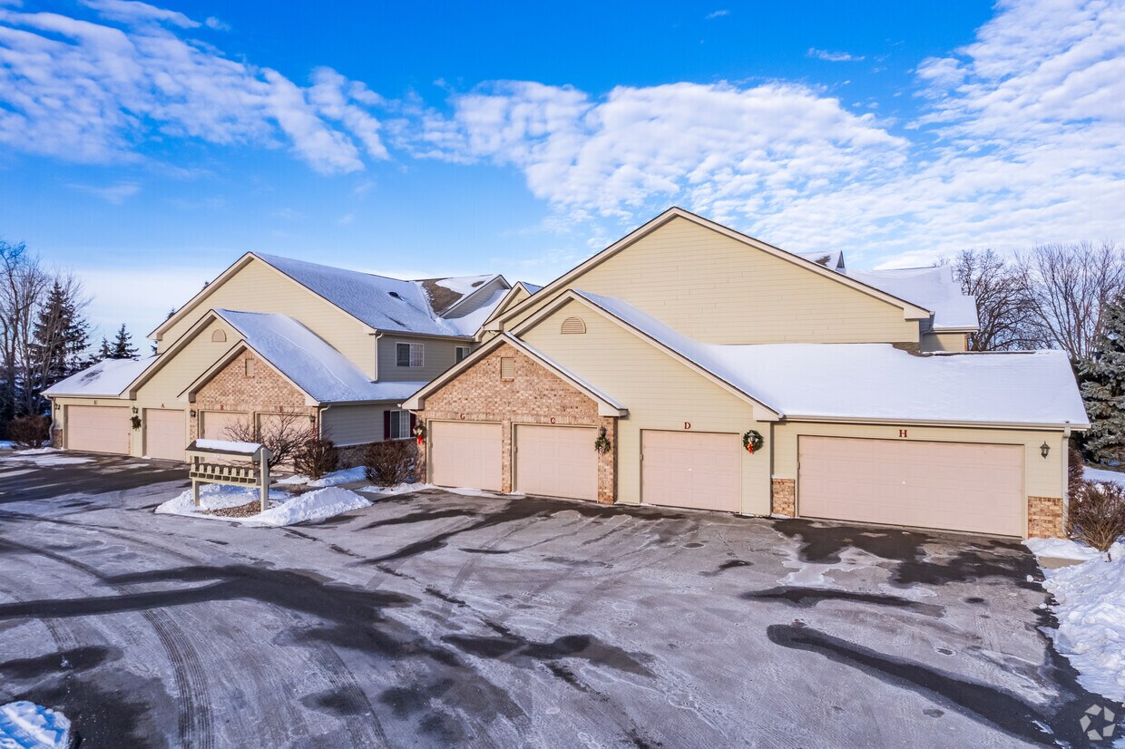 Hawthorne Place Apartments Apartments in Pewaukee, WI