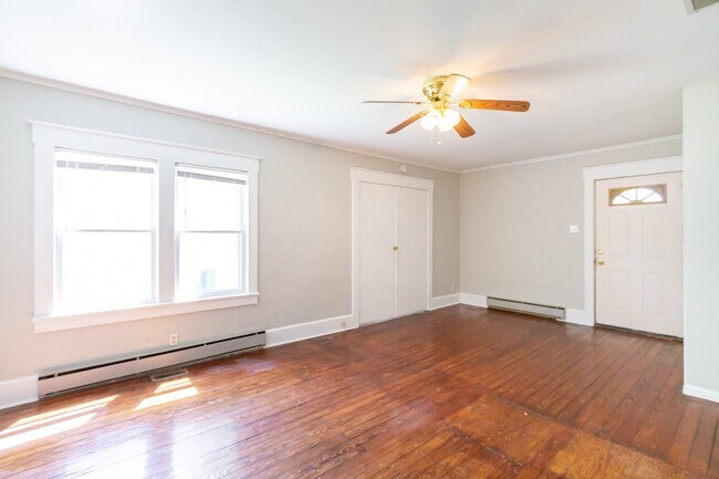 Foto del edificio - Hardwood Flooring