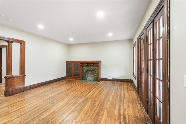 Building Photo - 483 Alexander St