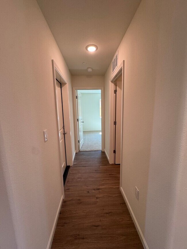 Foto del edificio - Brand New Construction Available now !