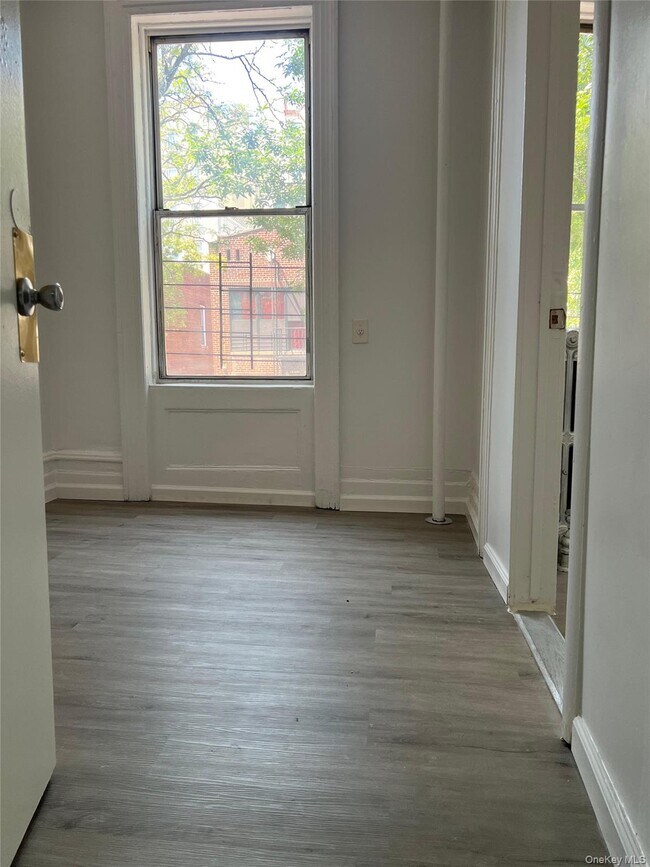 Foto del edificio - 1810 Barnes Ave