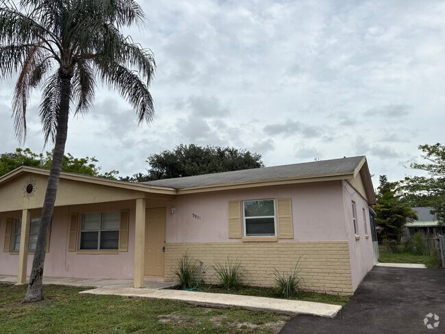 Building Photo - 5901 S 38th Ct