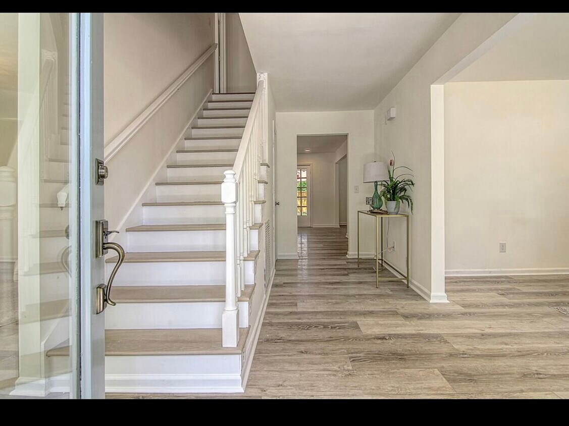 Foto principal - 4350 Waterview Cir