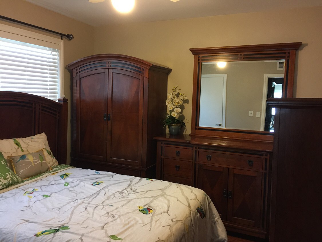 Foto principal - 10218 Arleta Ave