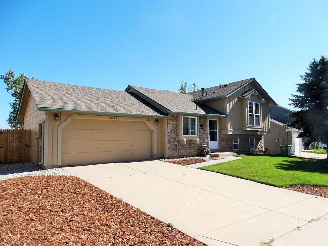 Primary Photo - Tri-Level 3 Bedroom 2 Bath Large Backyard ...