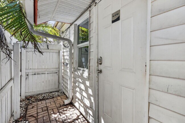 Foto del edificio - Lake Worth Beach Rental — Prime Location, Modern Comfort & Easy Coastal Living