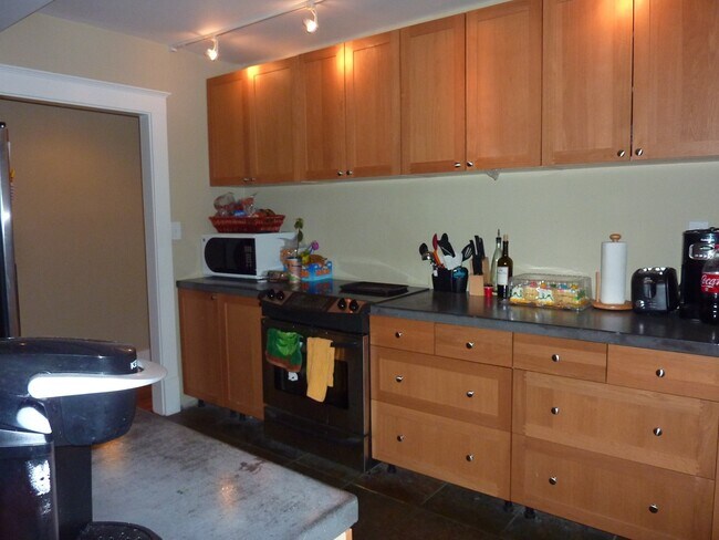 Building Photo - 5BR/2BA Off-Campus Housing Near UTK