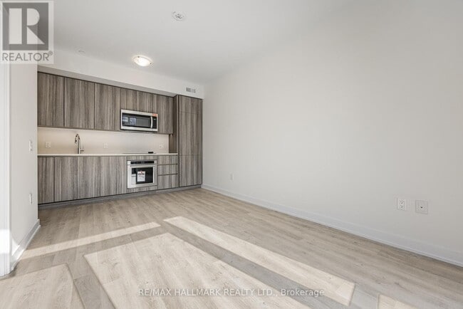 Building Photo - 15 Richardson St