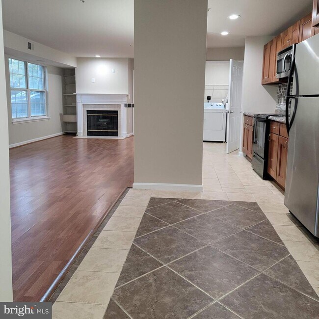 Building Photo - 9712 Lake Point Ct