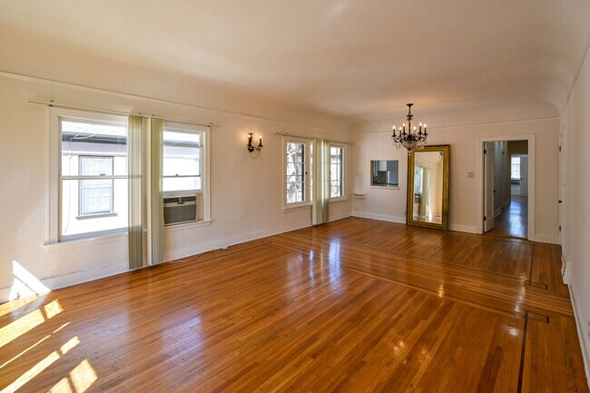 Living Room - 624 N Genesee Ave