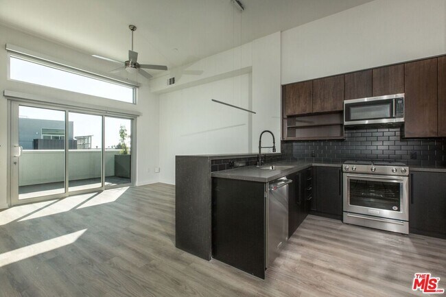 Foto del edificio - 950 S Fairfax Ave